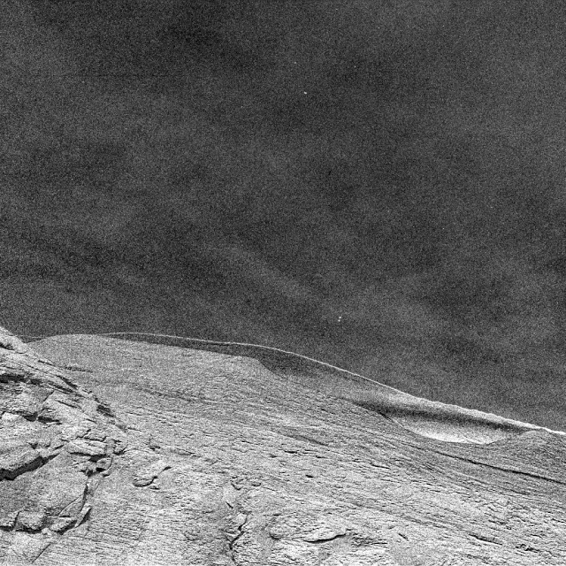 De Curiosity-sonde op Mars ziet wolken drijven prachtig