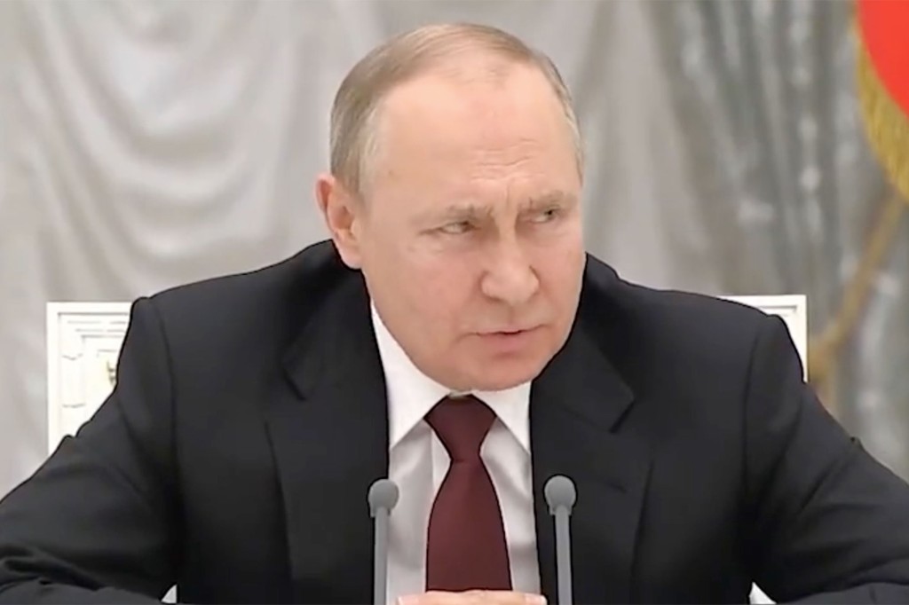 Poetin aan het woord tijdens een vergadering.