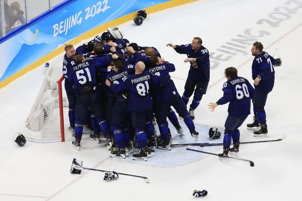 Finland verslaat de Republiek China en wint zijn eerste gouden medaille in ijshockey voor heren