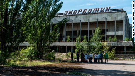 Toeristen worden in 2019 rondgeleid door de verlaten stad Pripyat, binnen de uitsluitingszone van Tsjernobyl. 