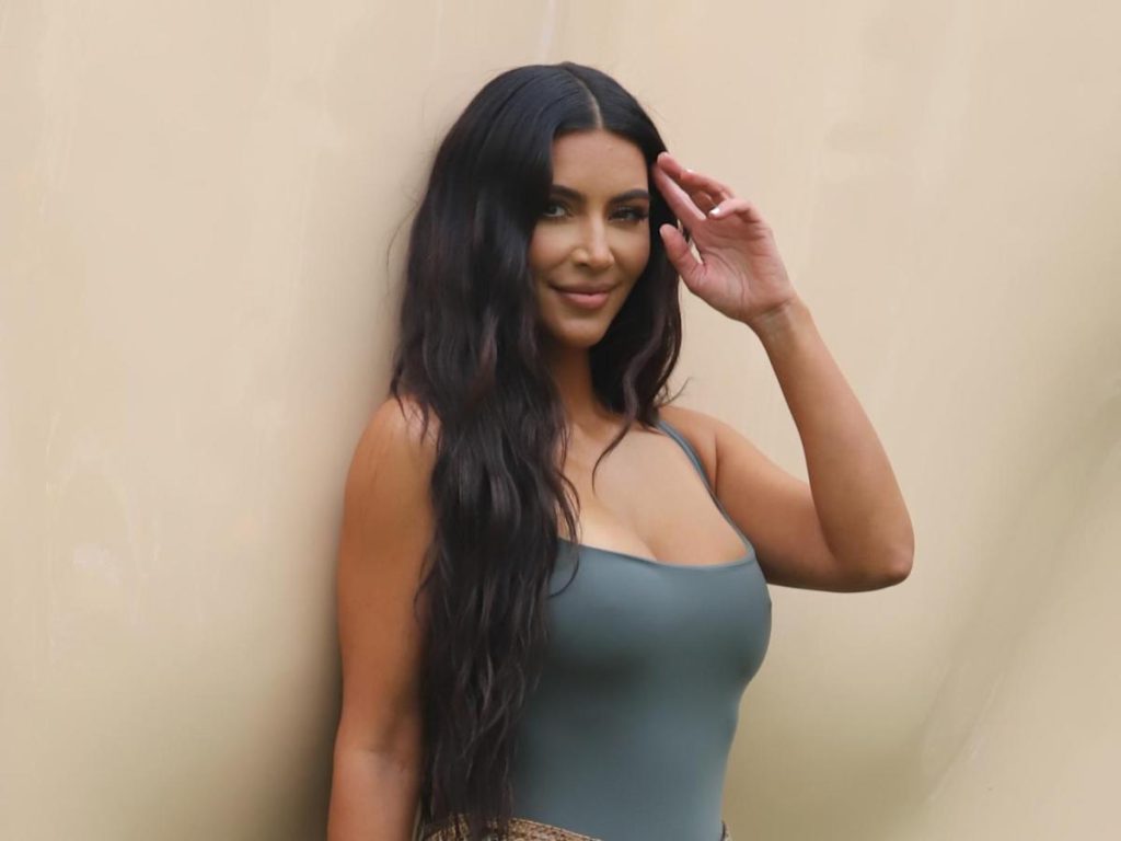 Kim Kardashian bewandelt de wilde kant in een wijd uitlopende bikini en motorfoto's