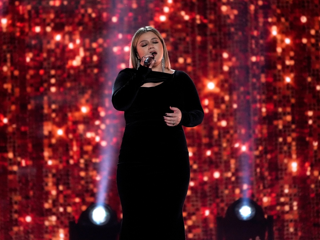 Kelly Clarkson presteert emotioneel bij de ACM Awards 2022 - SheKnows