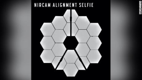 deze & quot;  Selfie "  nieuw & quot;  Het toont alle 18 segmenten van Webb's primaire spiegel die licht van dezelfde ster opvangen.