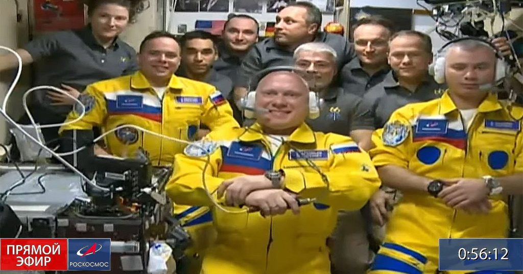 Russische kosmonauten arriveren bij het internationale ruimtestation in de kleuren van de Oekraïense vlag