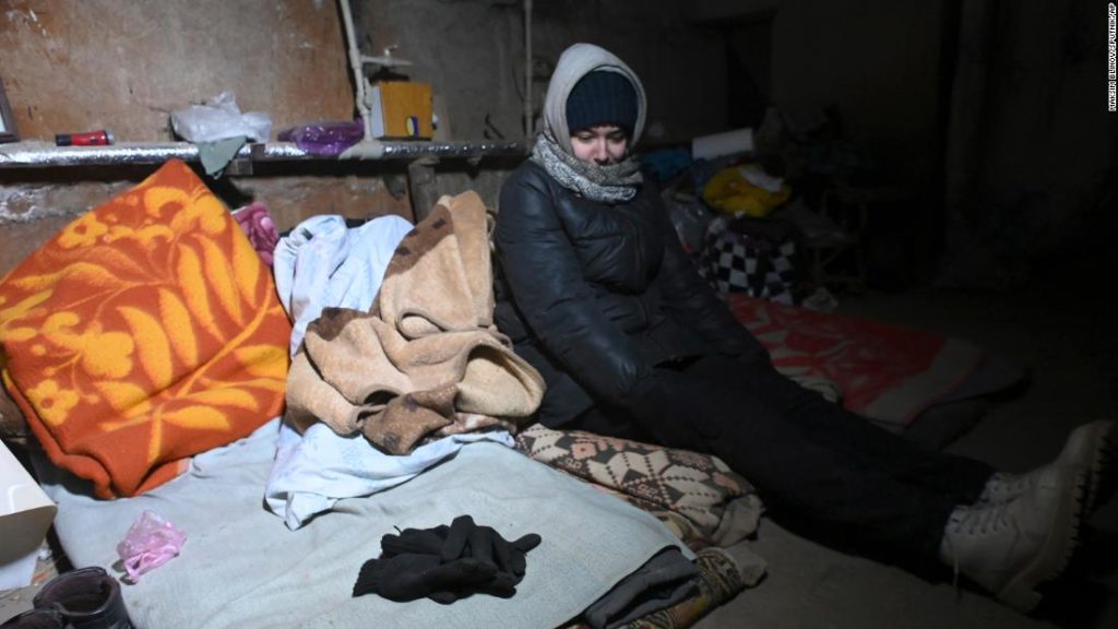 Mariupol: Oekraïense legerleider zegt dat mensen hun leven riskeren elke keer dat ze het asiel verlaten