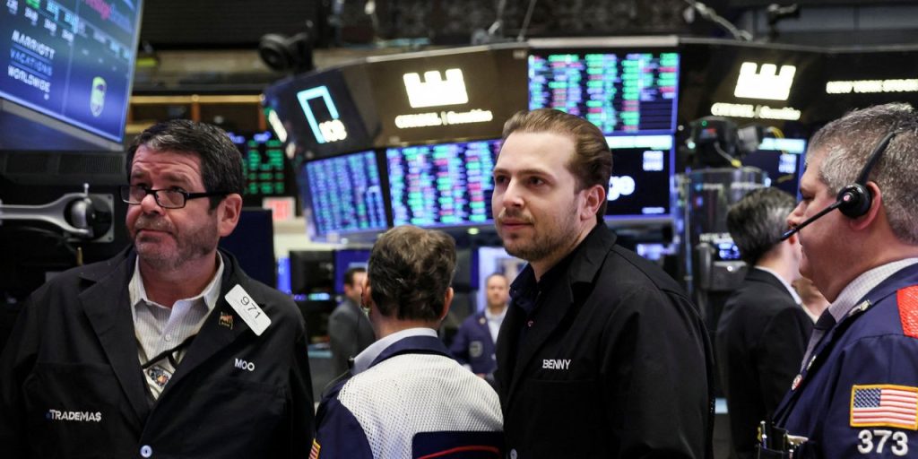 Dow zakt meer dan 400 punten, olieprijs schiet omhoog
