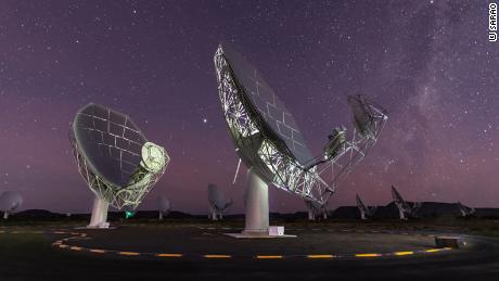 MeerKAT radiotelescoopschotels zijn te zien onder de sterrenhemel in Karoo, Zuid-Afrika. 