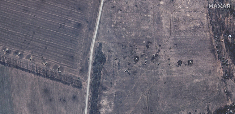 Russische gemotoriseerde artillerie in een veld, de torentjes draaiend naar het centrum van Izyum.