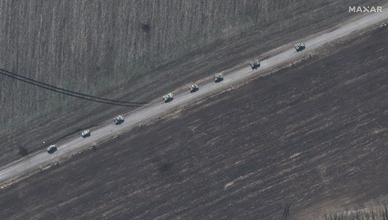 Een konvooi tanks trekt noordwaarts richting Izyum. 