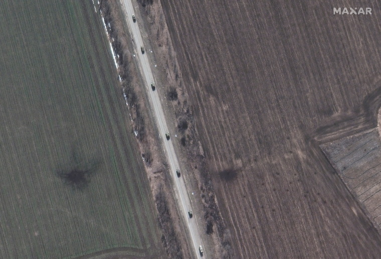 Een konvooi van Russische gemotoriseerde artillerie trekt zuidwaarts richting Izyum.