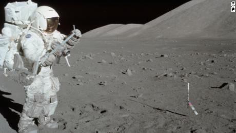 Versleten maanmonsters van de Apollo-missies worden voor het eerst bestudeerd