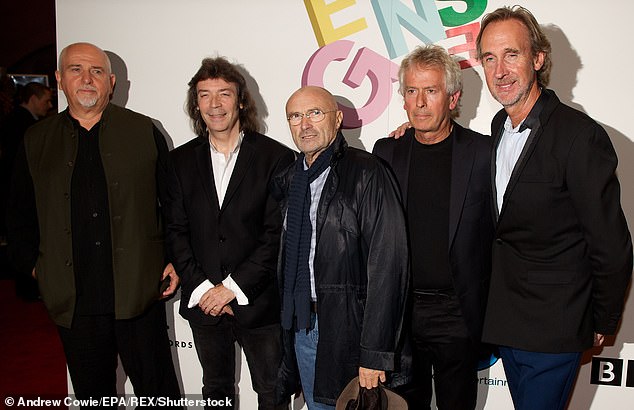 Moment in de geschiedenis: stichtend lid Peter Gabriel (links links) maakte geen deel uit van de reünieshows (op de foto met gitarist Steve Hackett in 2014)