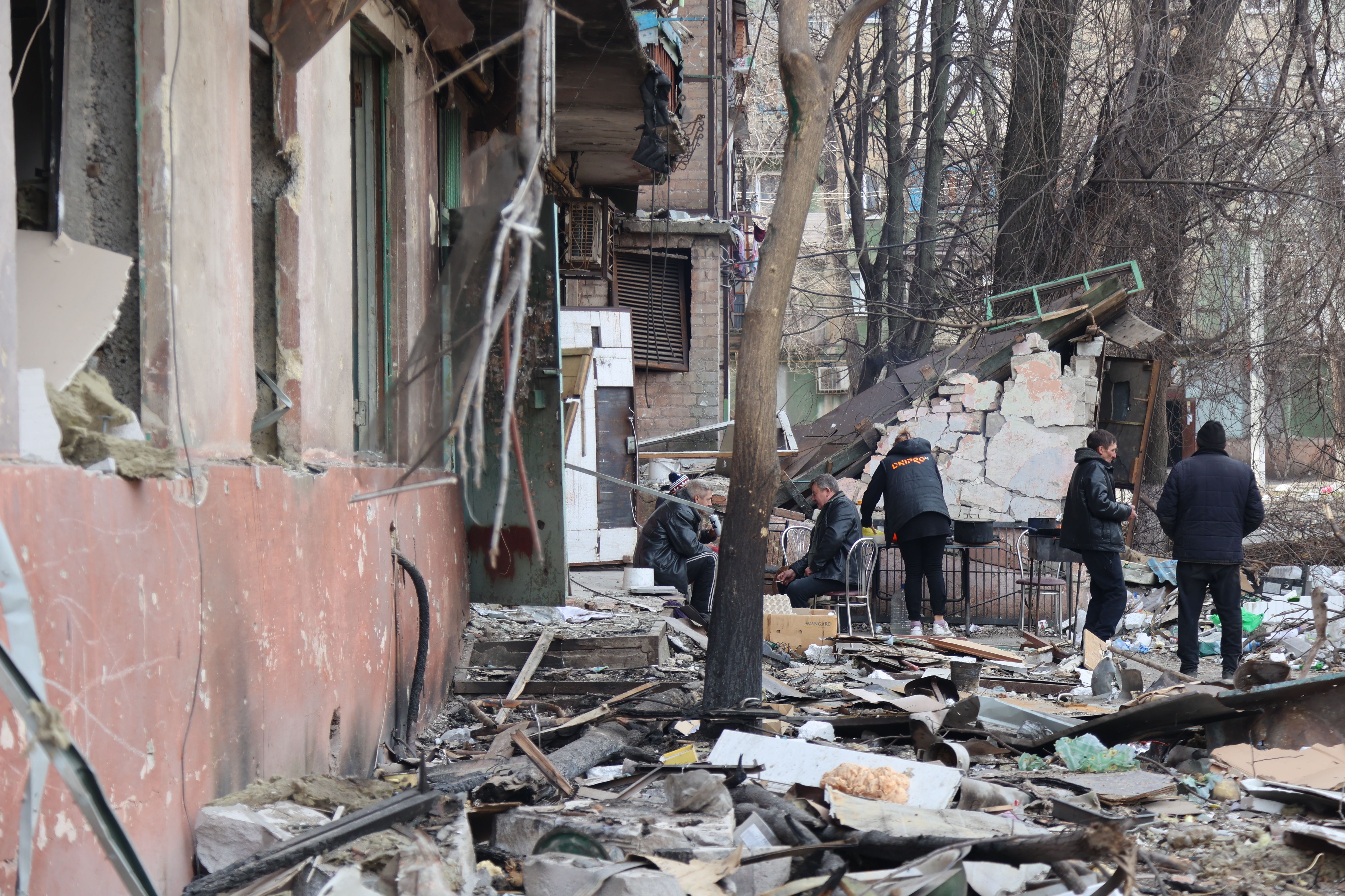     Een blik op beschadigde gebouwen en voertuigen na de bomaanslag op de Oekraïense stad Mariupol, die onder controle staat van het Russische leger en pro-Russische separatisten, op 29 maart.