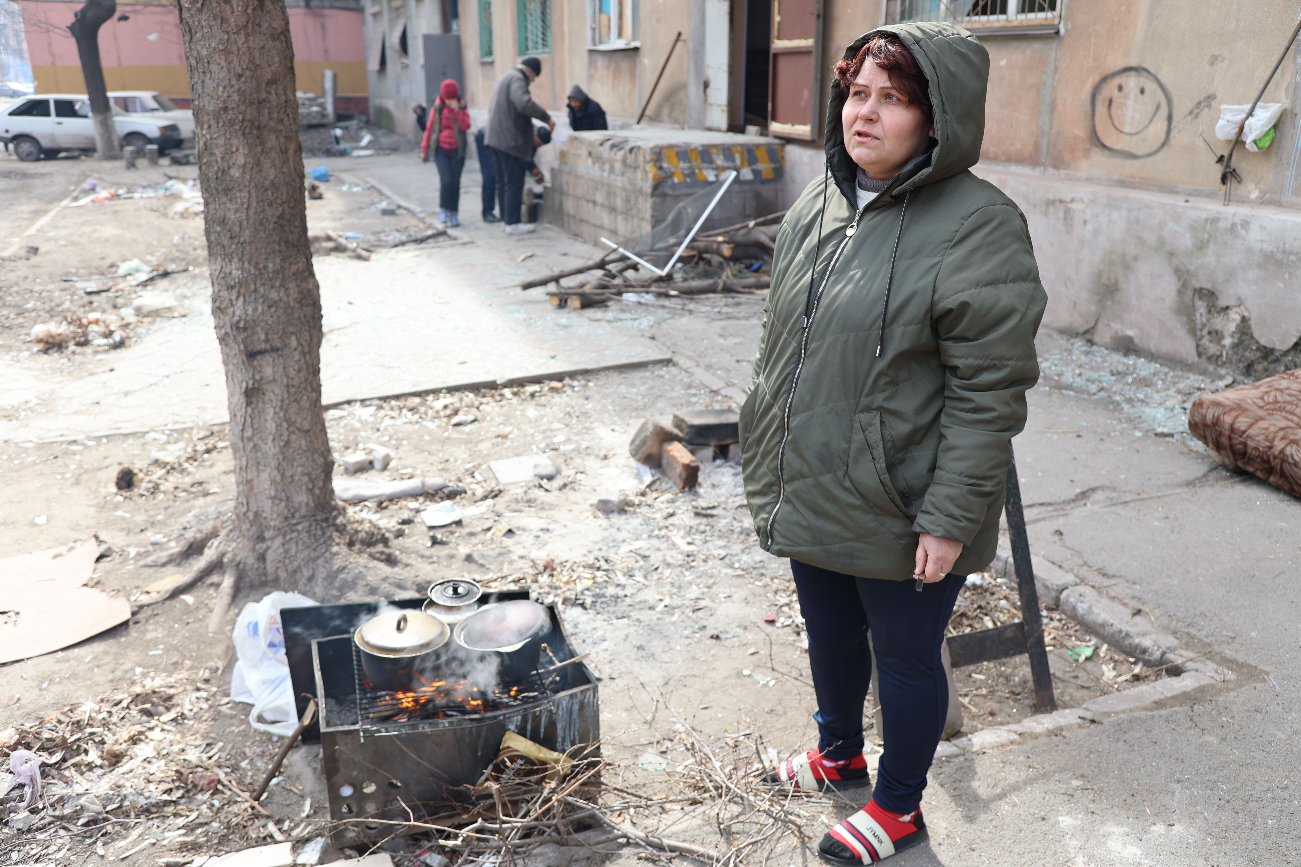Burgers koken op 29 maart te midden van het puin van een gebombardeerd appartement in de Oekraïense stad Mariupol, die onder controle staat van het Russische leger en pro-Russische separatisten.