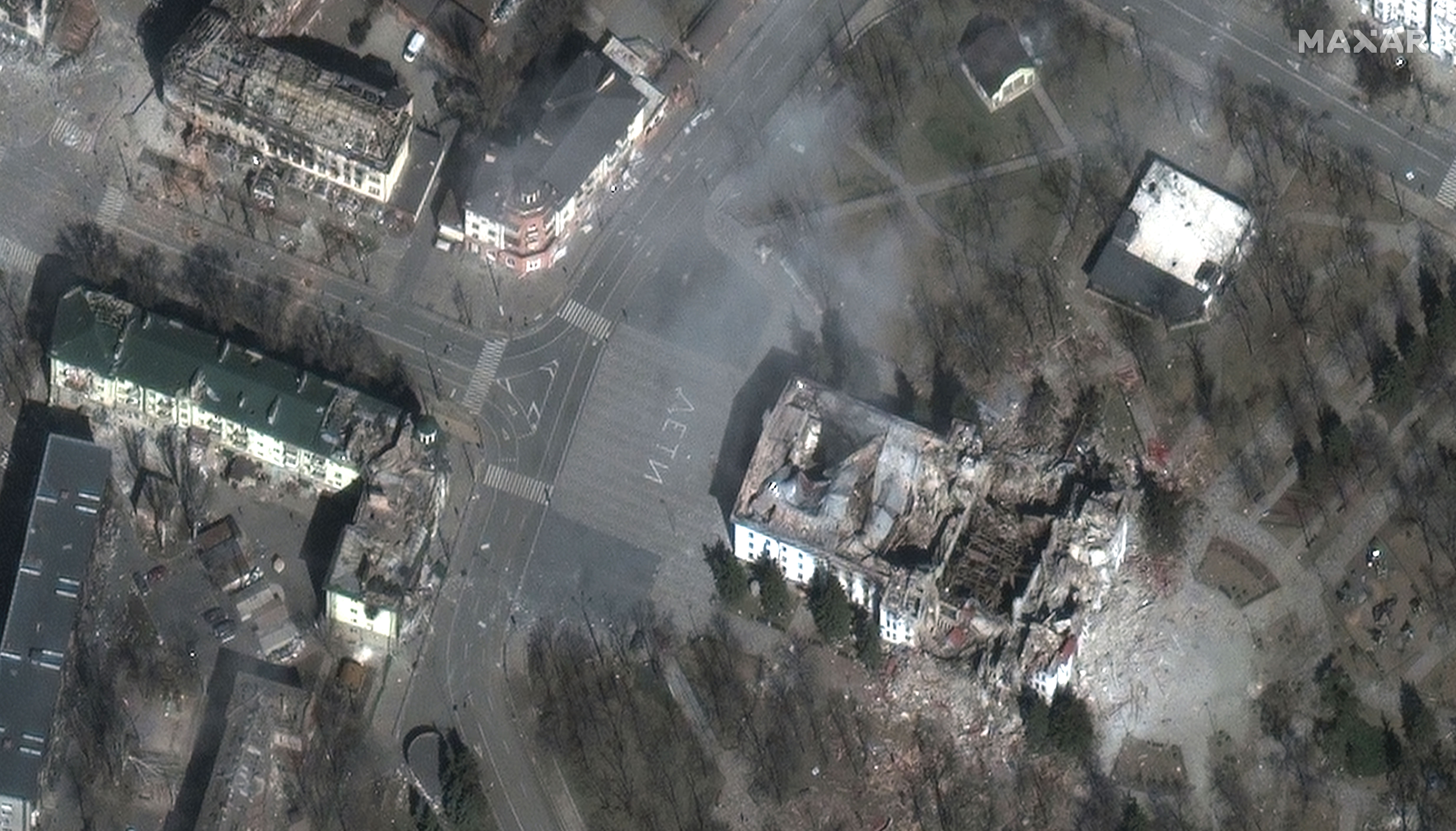 Downtown Mariupol vertoont op 29 maart grote schade in en nabij het Mariupol Theater.