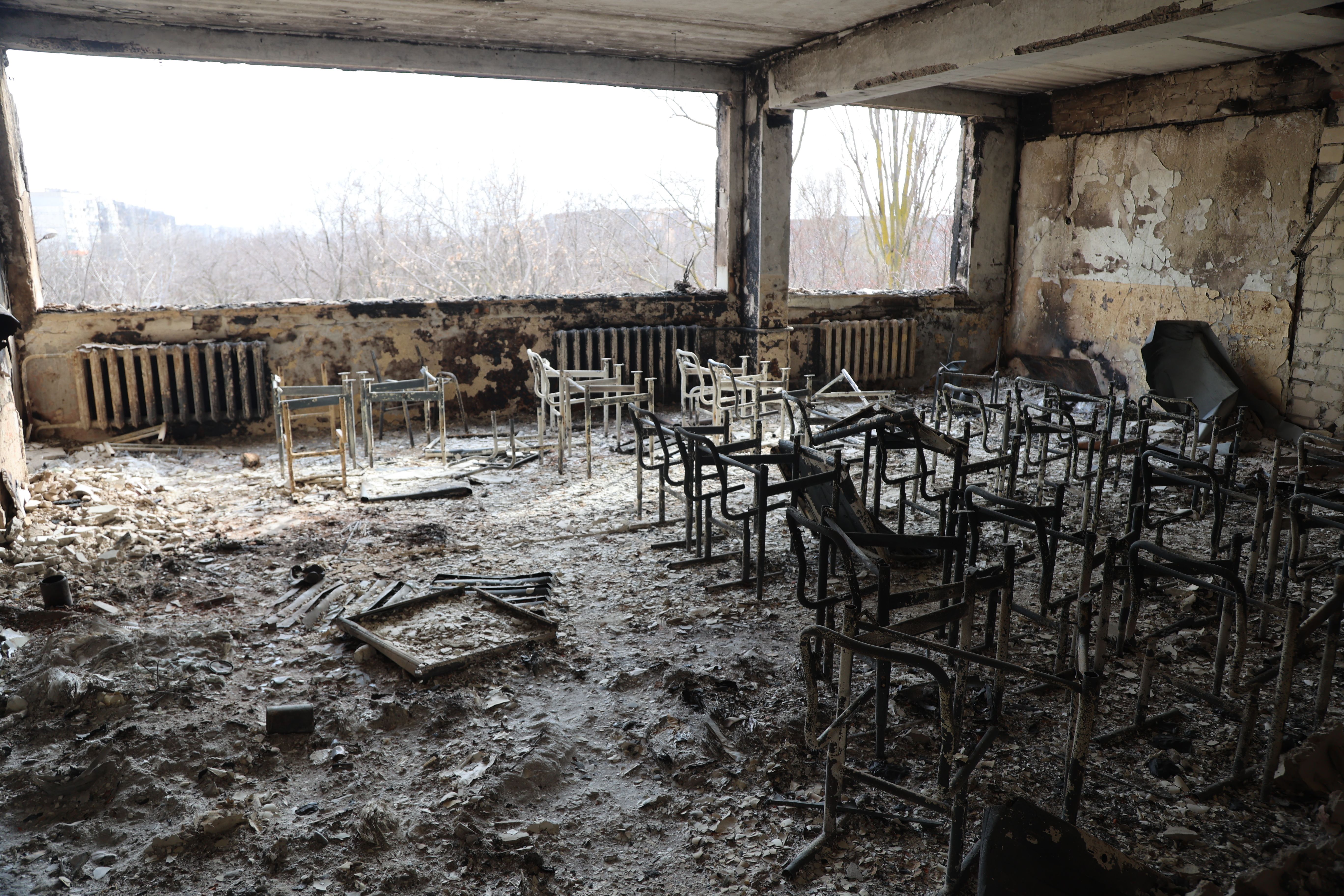     Een blik op de beschadigde school na de bomaanslag op de Oekraïense stad Mariupol, die onder controle staat van het Russische leger en pro-Russische separatisten, op 29 maart.