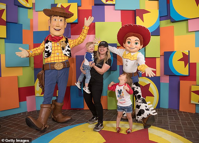 Family Fun: De American Idol-heldin verschijnt met haar kinderen Remington en River in april 2018 in Disneyland in Anaheim, Californië.