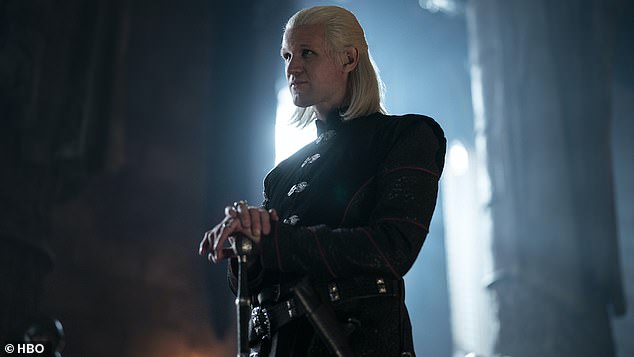 Een voorproefje: er zijn verschillende nieuwe afbeeldingen van de cast en crew van de serie vrijgegeven in combinatie met nieuws over de premièredatum;  Matt Smith op de foto The Demon Prince Targaryen
