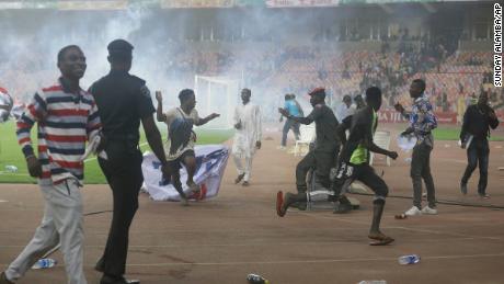 Fans komen massaal naar het veld terwijl Ghana Nigeria verslaat naar de WK-ligplaats