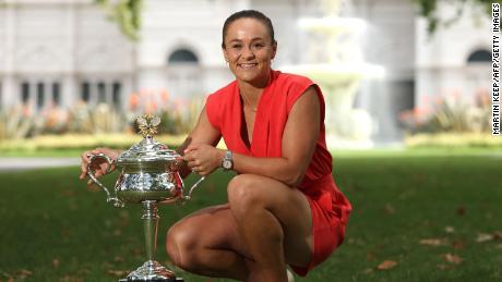 Wereld nummer één Ashleigh Barty heeft aangekondigd dat ze stopt met professioneel tennissen