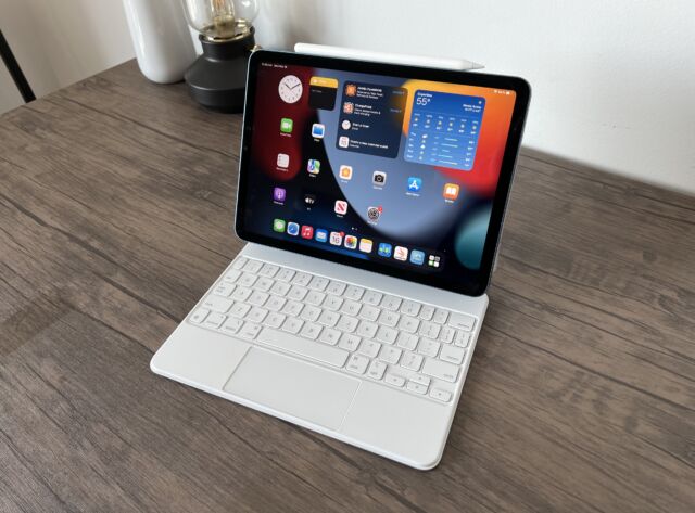 2022 iPad Air met Magic Keyboard en Apple Pencil.