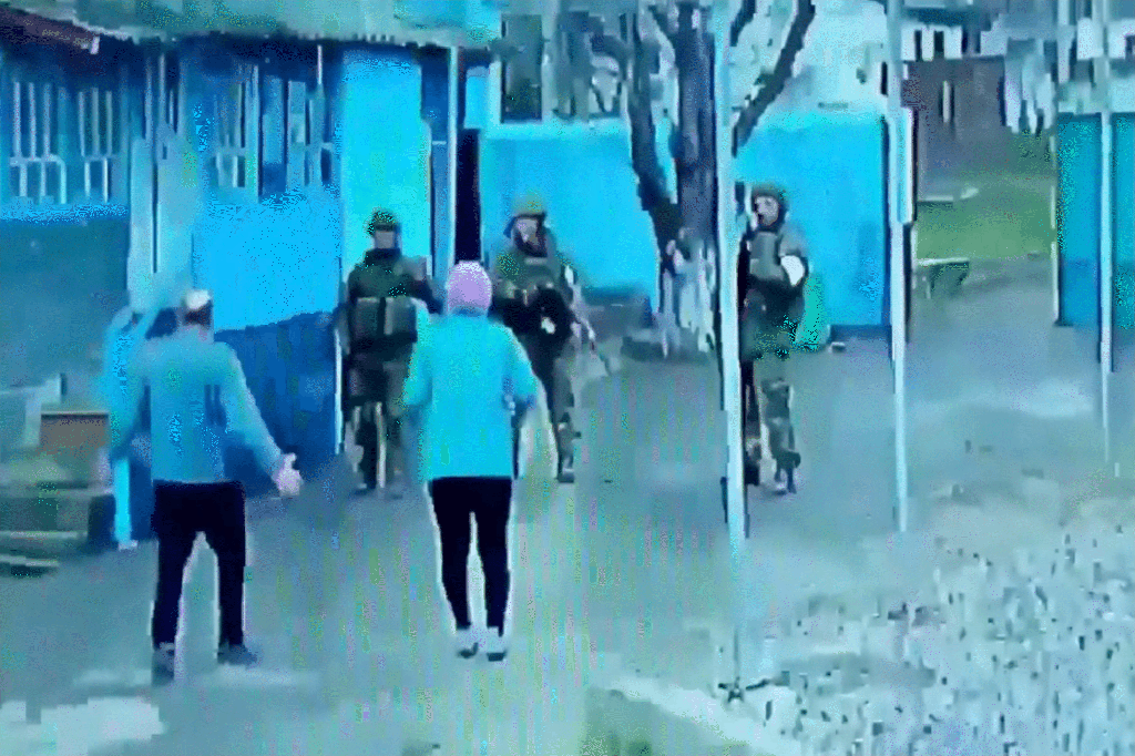 Een ouder echtpaar confronteert gewapende Russische soldaten