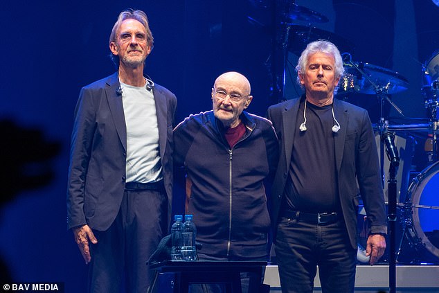 Een warm welkom: Phil Collins nam zaterdag emotioneel afscheid van Genesis-fans samen met bandleden Mike Rutherford (links) en Tony Banks (rechts) in Londen, waar de beroemde band hun laatste concert ooit hield.