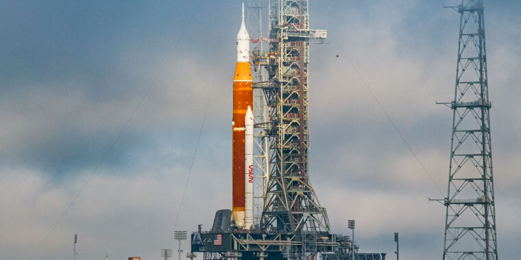 Het is omvangrijk, duur en jaren te laat - maar de SLS-raket is eindelijk gearriveerd