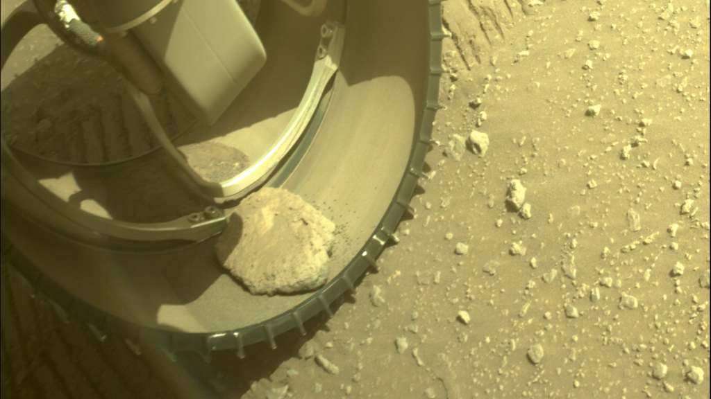 Het lijkt erop dat de rots van Mars vastzit in het wiel van volhardingsrover