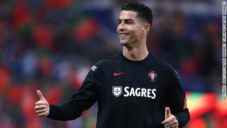 Cristiano Ronaldo begint met de voorbereidingen voor de 2-0 overwinning van Portugal op Noord-Macedonië.