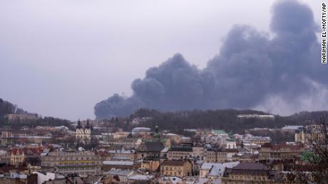 Rook steeg zaterdag op in de lucht in Lviv, in het westen van Oekraïne.