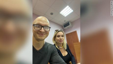 Dinsdag werd op Telegram een ​​foto geplaatst waarop Marina Ovsianikova en een van haar advocaten, Anton Jashinsky, te zien zijn.