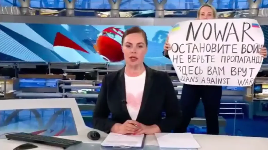 Marina Ovsyannikova, Russische anti-oorlog tv-demonstrant beboet voor videotitel
