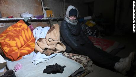 Een bewoner zit op 18 maart 2022 in de kelder van een huis in Mariupol, Oekraïne.