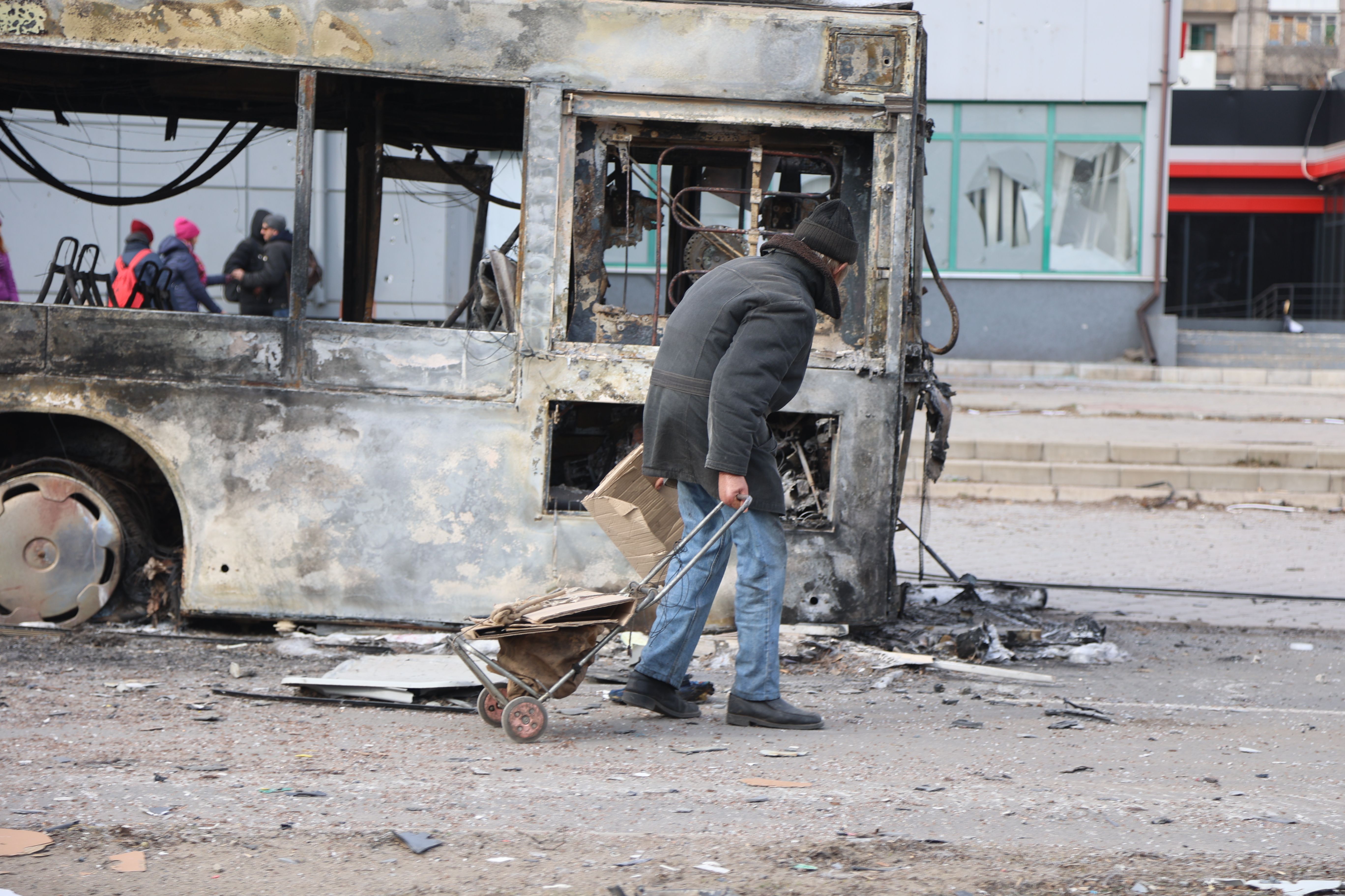 Een blik op beschadigde gebouwen en voertuigen na de bomaanslag op de Oekraïense stad Mariupol, die onder controle staat van het Russische leger en pro-Russische separatisten, op 29 maart.