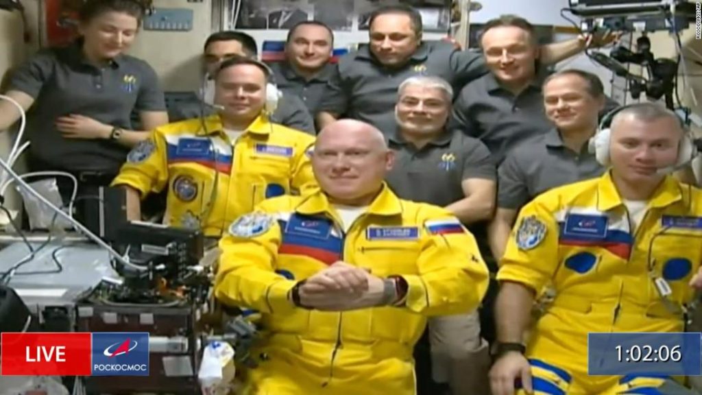 Russische astronauten in de kleuren van Oekraïne arriveren bij het internationale ruimtestation en wekken speculaties op