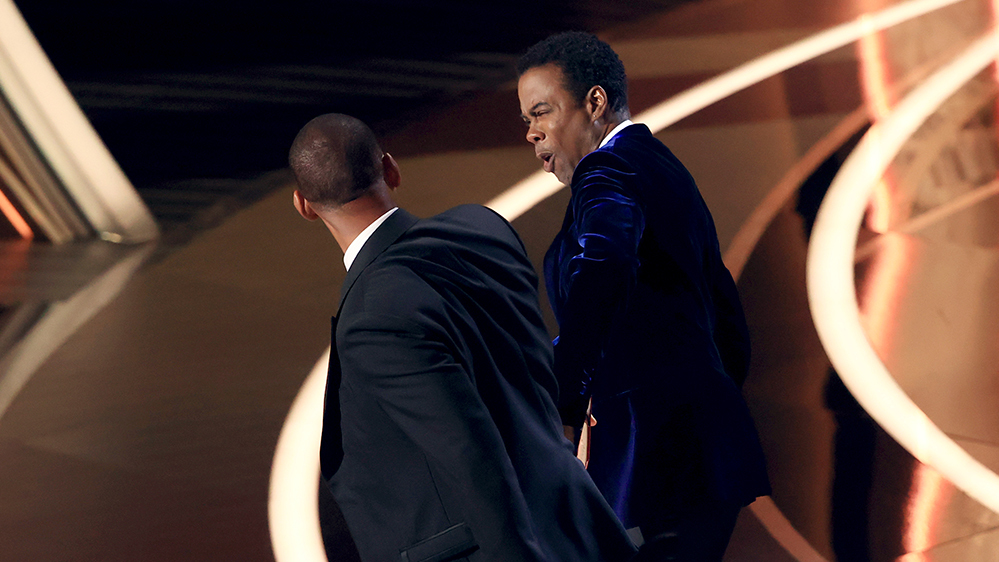 Will Smith slaat Chris Rock bij de Oscars