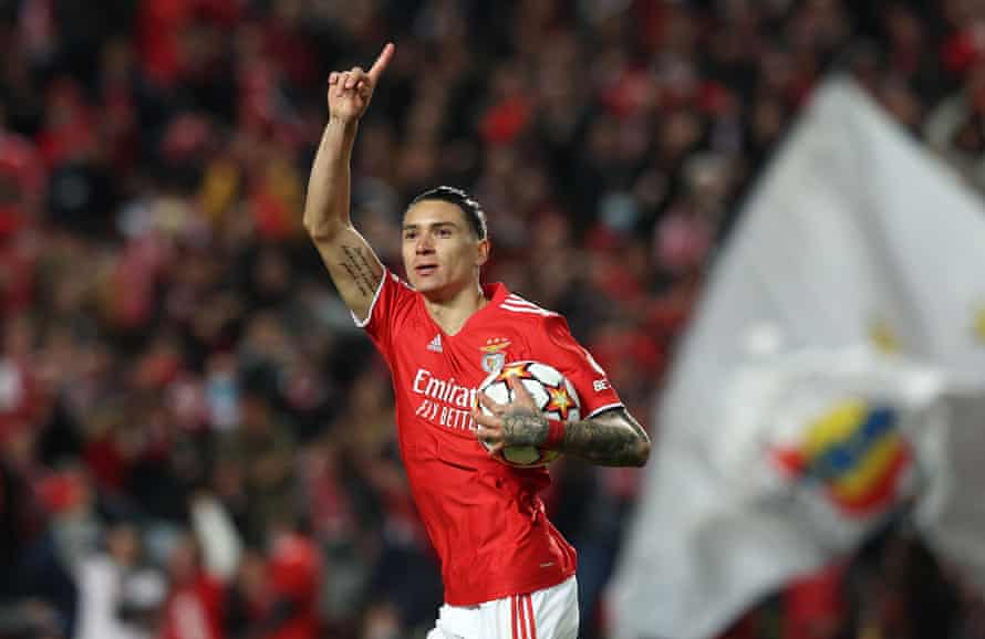 Darwin Nunez van Benfica viert feest na het scoren van het eerste doelpunt van zijn team.