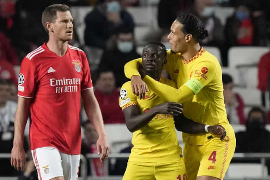 Sadio Mané van Liverpool viert feest met Virgil van Dijk nadat hij het tweede doelpunt van zijn team scoorde.