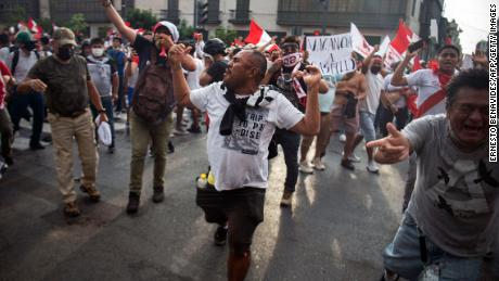 Demonstranten protesteren dinsdag in Lima tegen de regering van de Peruaanse president Pedro Castillo. 