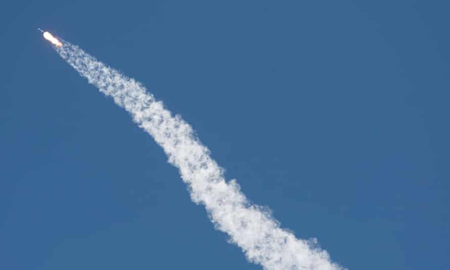 Een SpaceX-raket tijdens de vlucht