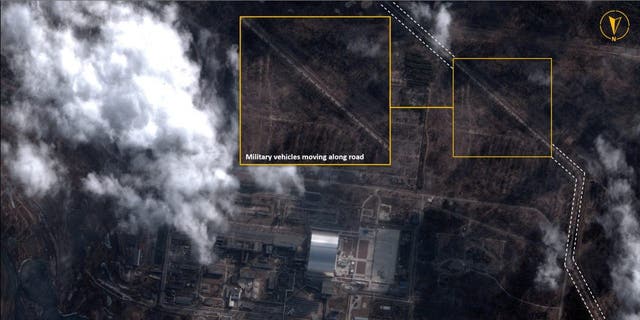 Een satellietbeeld met grafische afbeeldingen toont militaire voertuigen naast de kerncentrale van Tsjernobyl, in Tsjernobyl, Oekraïne op 25 februari 2022.