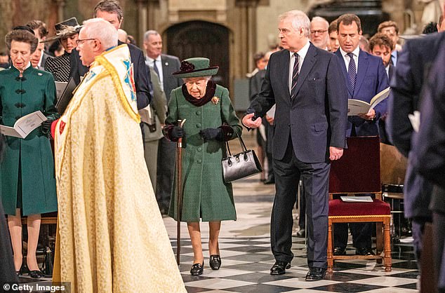 Prins Andrew werd vergezeld door de koningin toen ze op 29 maart de herdenkingsdienst voor de hertog van Edinburgh bijwoonde