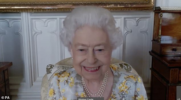 De koningin spreekt met het personeel van het Royal London Hospital via een videolink