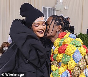 Hoewel hun romance pas twee jaar oud is, kennen Rihanna en A$AP Rocky elkaar al tien jaar (afgebeeld op het Met Gala 2021)