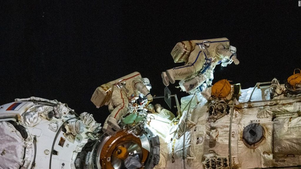 De Russen maken een ruimtewandeling om de robotarm te activeren