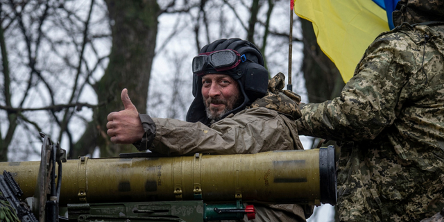 Een Oekraïense soldaat bestuurt dinsdag een gepantserd gevechtsvoertuig in Oost-Oekraïne. 