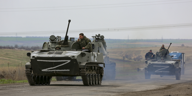 Russische militaire voertuigen rijden maandag langs een snelweg in een gebied dat wordt gecontroleerd door door Rusland gesteunde separatistische troepen in de buurt van Mariupol, Oekraïne.