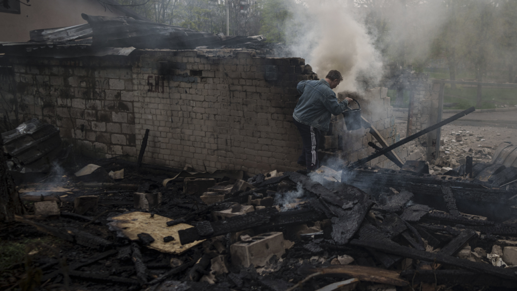 Rusland isoleert bezette gebieden, schiet hulpverleners neer en Oekraïne zet evacuaties voort