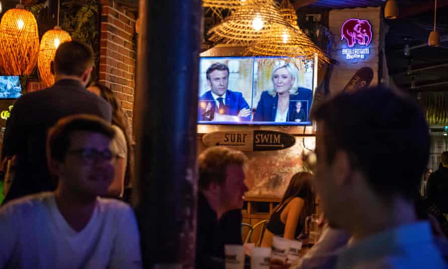 Het debat wordt getoond op een scherm in een bar in Parijs